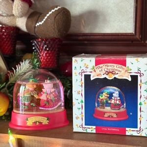 1993 Vintage The Merry Gifts of Christmas Oval Waterball - Red